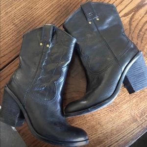 Women’s Boots size 6
